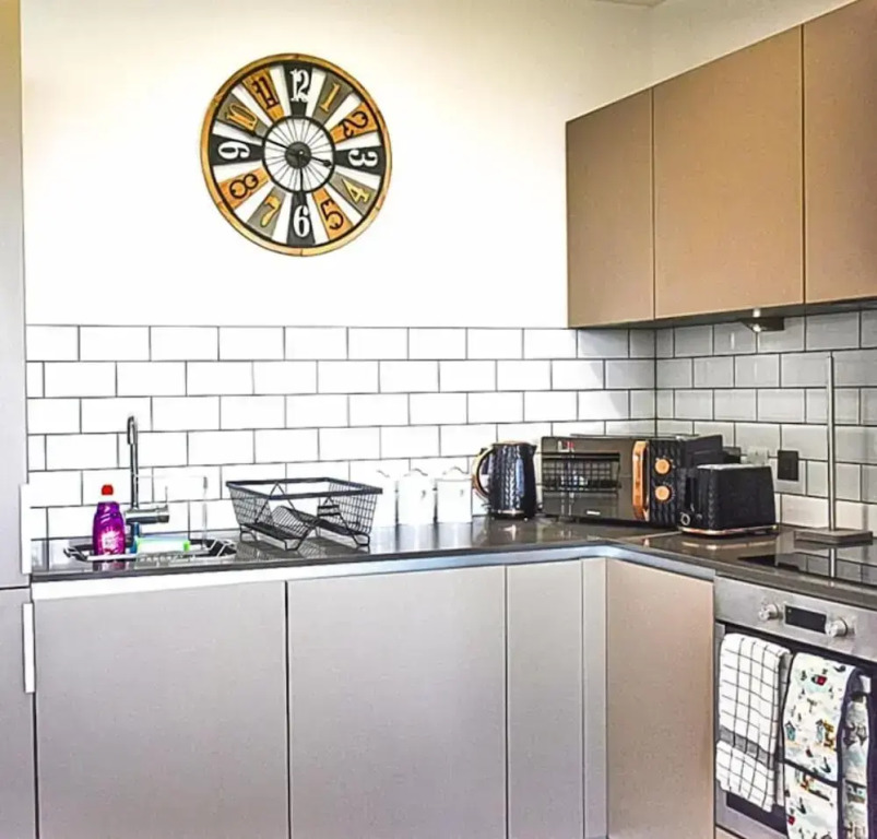 Modern 2 Bed 2 Bath Bracknell With Free Parking