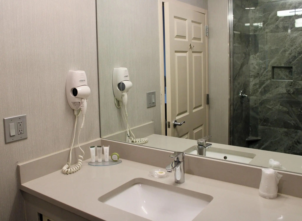 Marco LaGuardia Hotel & Suites