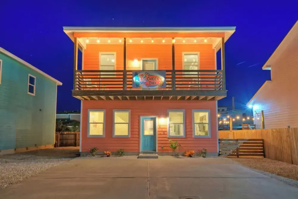 Sleeps 24, 2 Homes Pool, Backyard Tiki Bar, Fire Pit, Cornhole Walk to Beach
