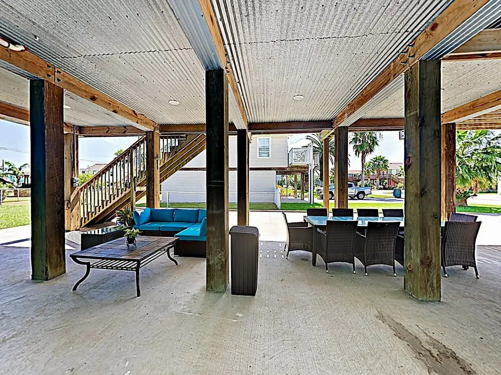 New Listing! Updated Rustic-chic Beach & Bay Haven 3 Bedroom Home