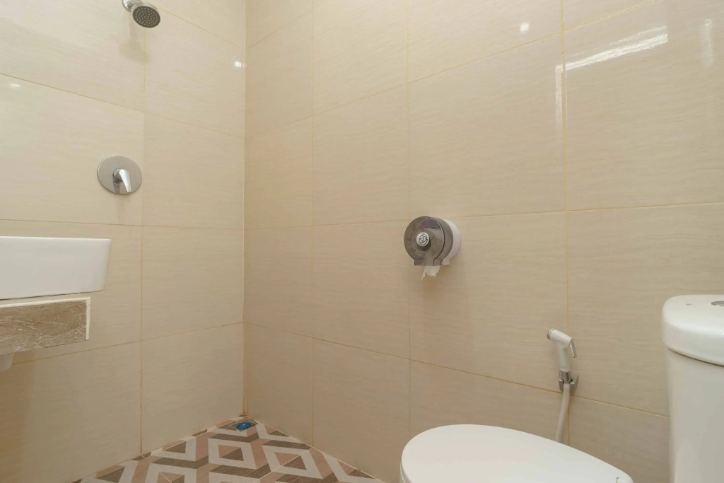 RedDoorz Plus near Eka Hospital BSD 5