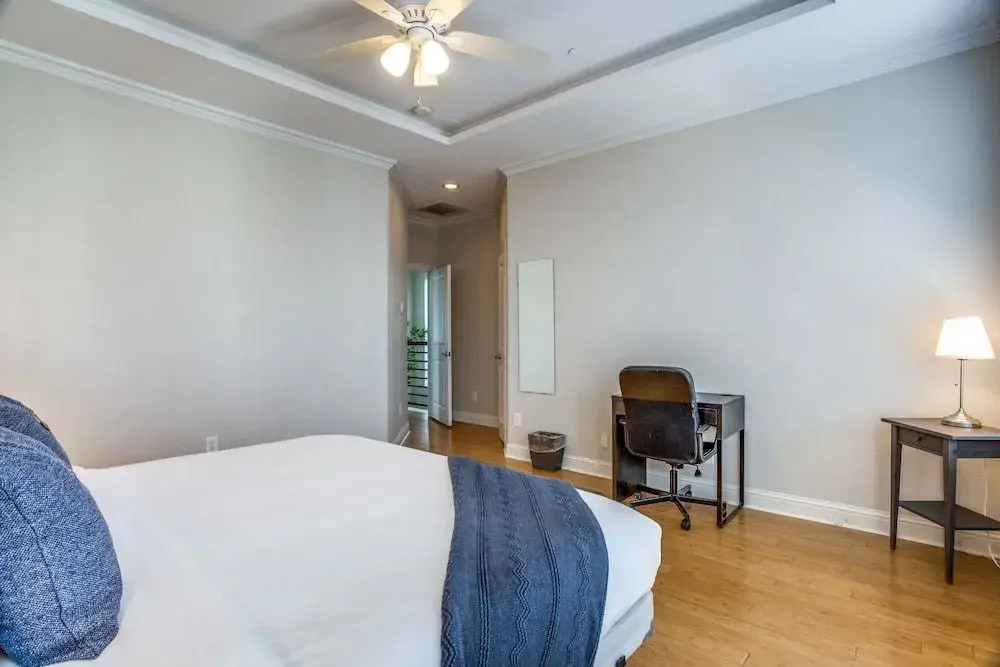 Stunning Oak Lawn Townhouse Close to everything