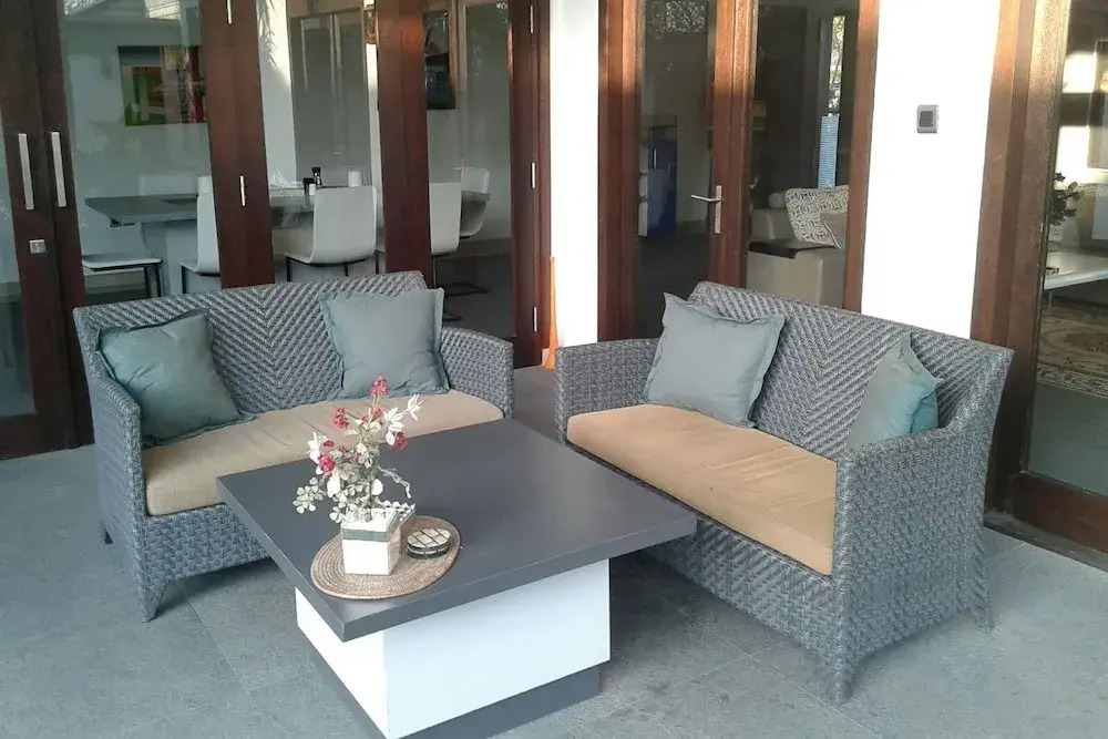 Villa Rumah Putih Abu Abu