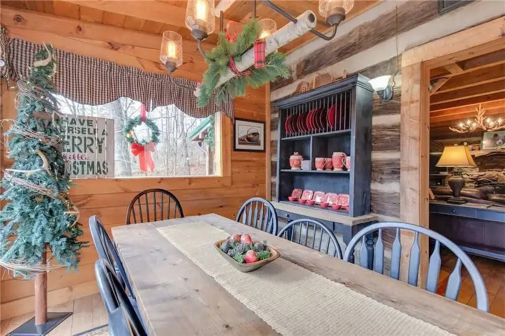 Blessed Beyond Measure, 2 Bedrooms, Hot Tub, WiFi, Pool Table, Sleeps 7