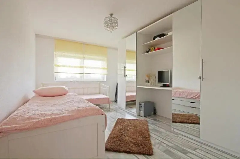 5287 Private Rooms