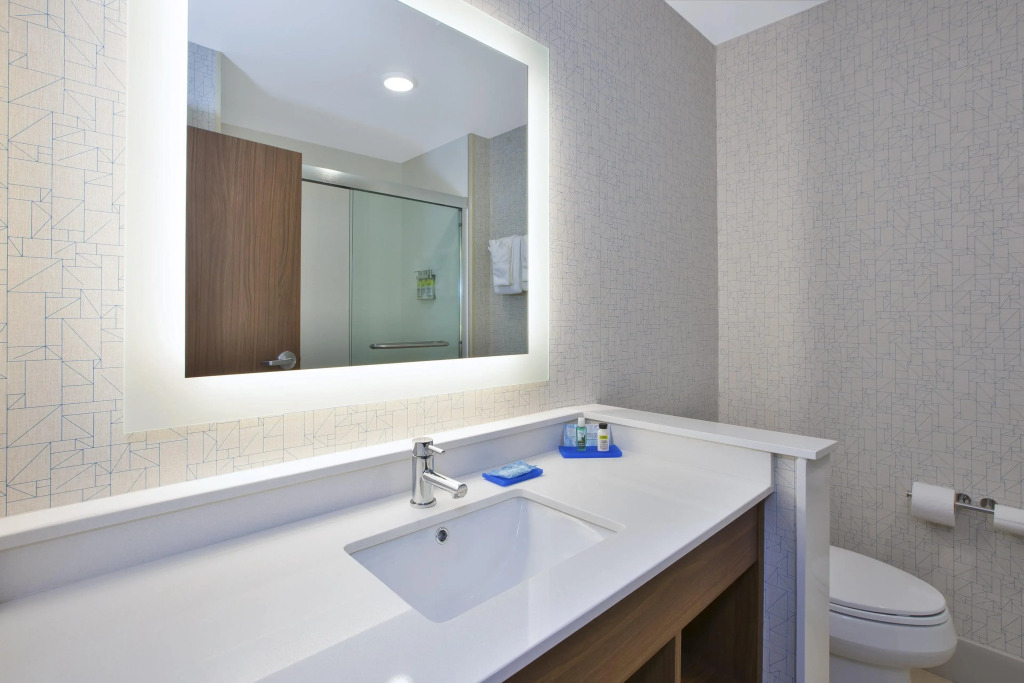 Holiday Inn Express Grand Rapids Airport North by IHG