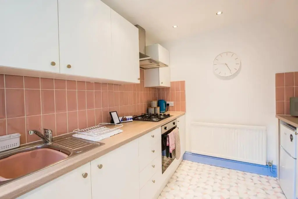 1 bed central Cardiff apartment with free parking