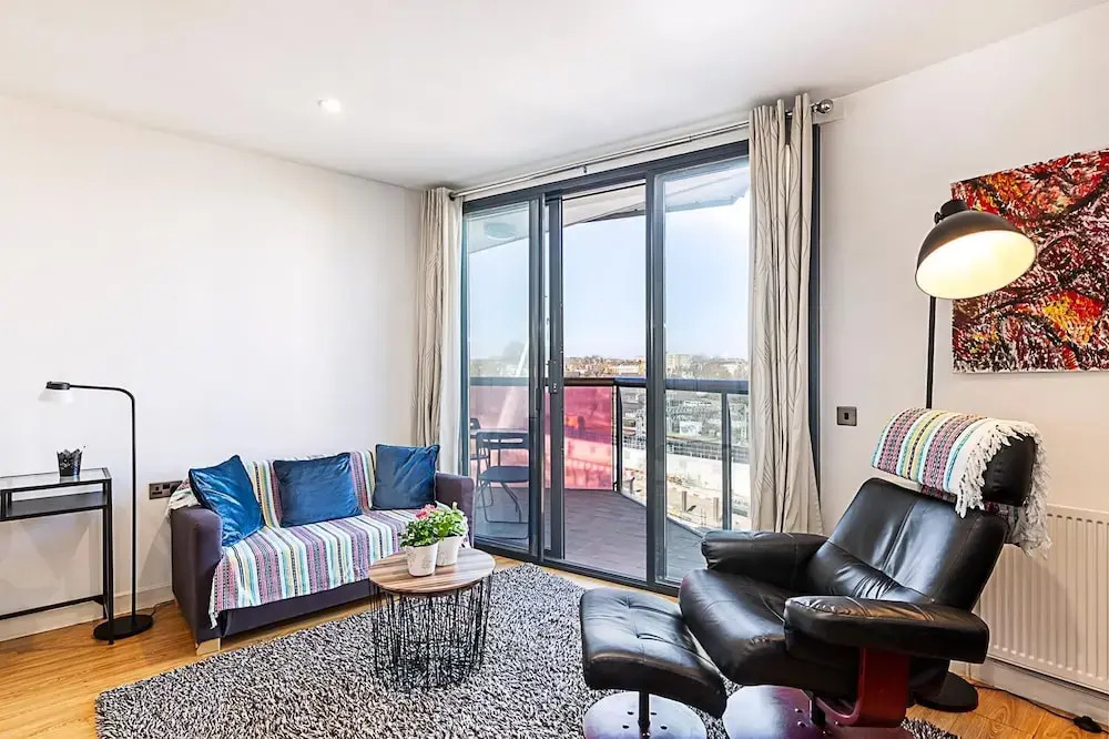 Bright Camden Retreat With Balcony