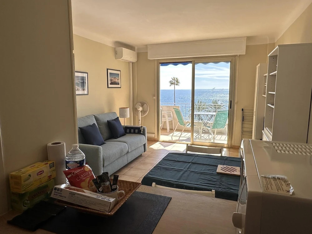 One Bedroom Apartment in Cannes With a Balcony and Great sea Views - 821