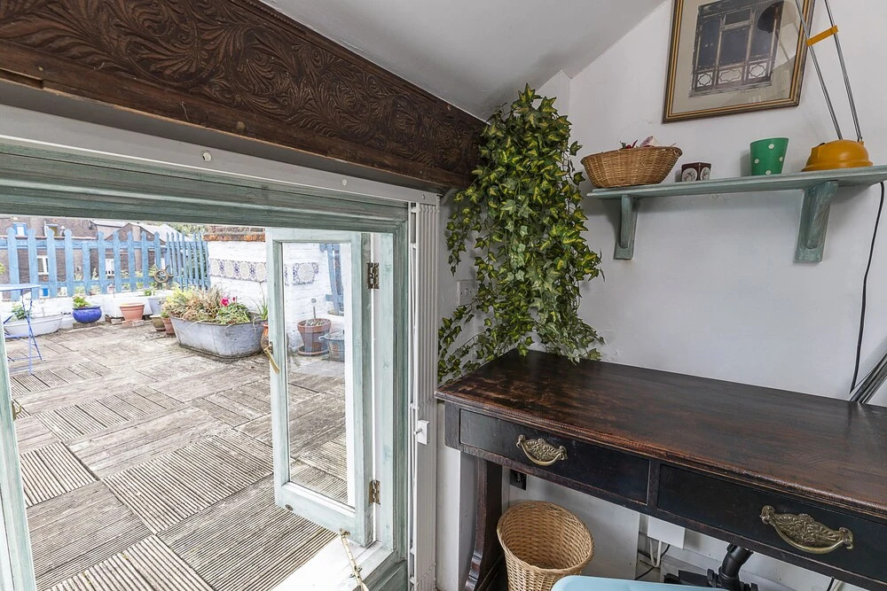 Colorful studio for 2, near Ladbroke Grove station