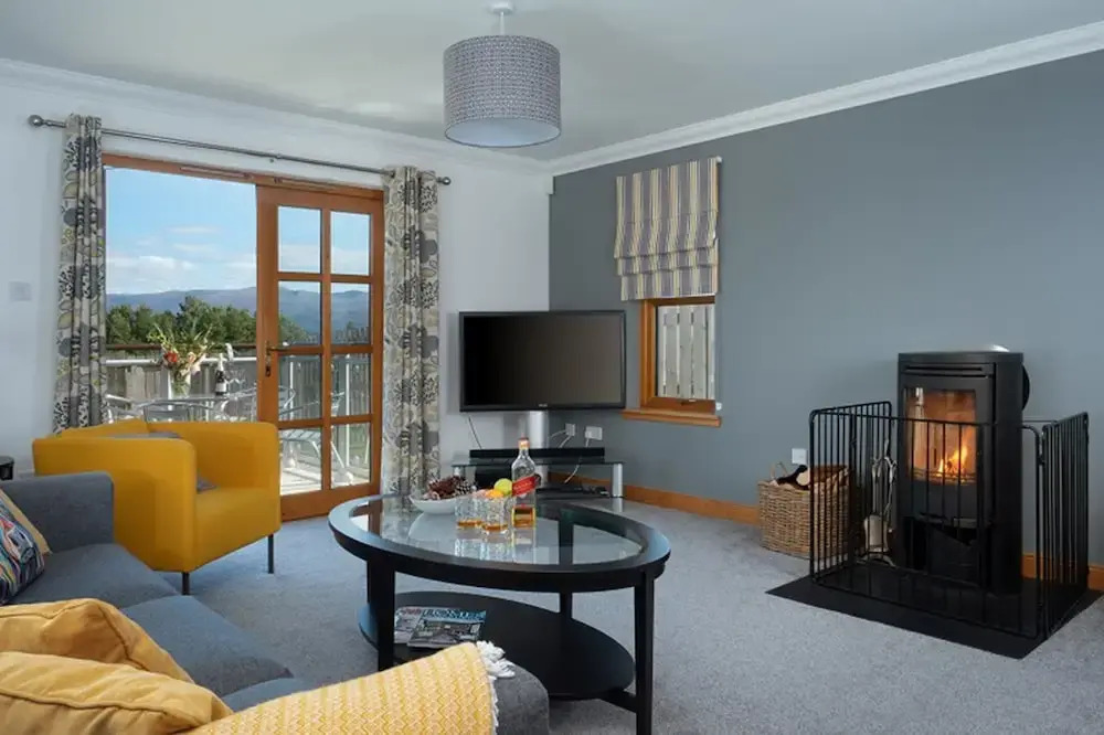 Snowmass Lodge - hot tub in Aviemore