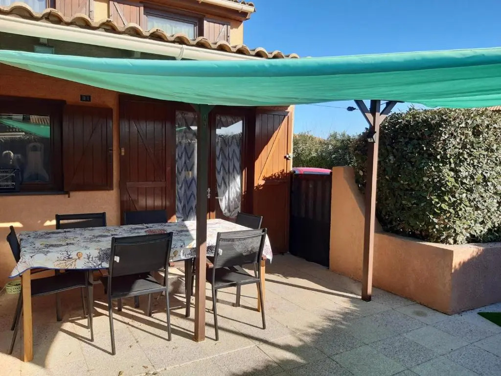 Domaine de vacances à 600m de la plage villa climatisée 2 chambres 4 couchages WIFI terrasse parking animations et piscines en supplément LRTAMG1