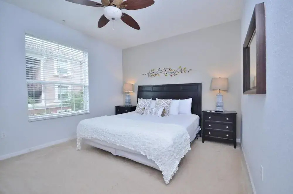 Beautiful Modern Condo, Near Parks-2012