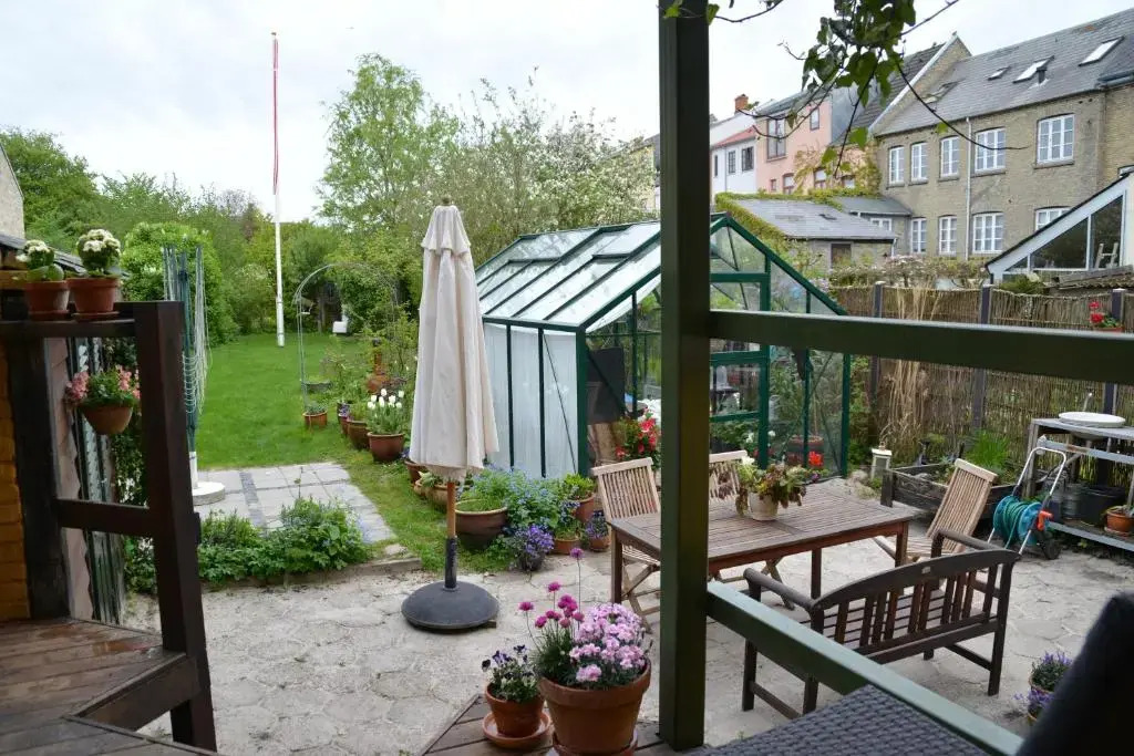 City House with Terrace, Garden and Free Parking