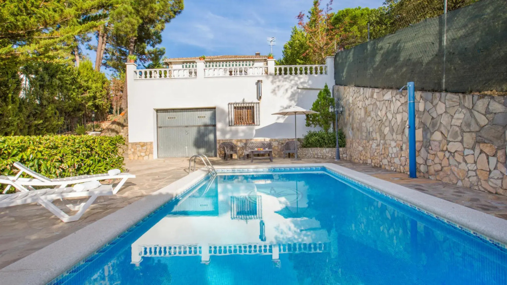 Conchi in Vidreres with 4 bedrooms and 1 bathrooms