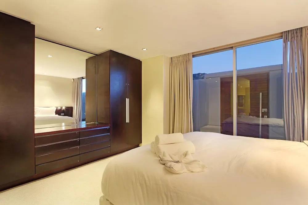Sea View 3bed Apt w Pool Near Beaches Glen Sunsets