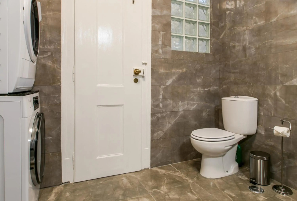 Spacious, Bright and Newly Renovated 2 Bedroom Apartment, Lisbon Historical Center, Madragoa