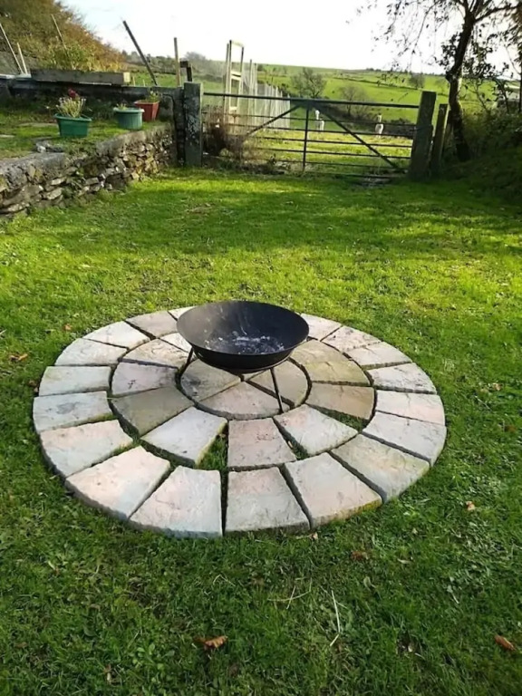 Inviting 2-Bed Cottage in Newcastle Emlyn