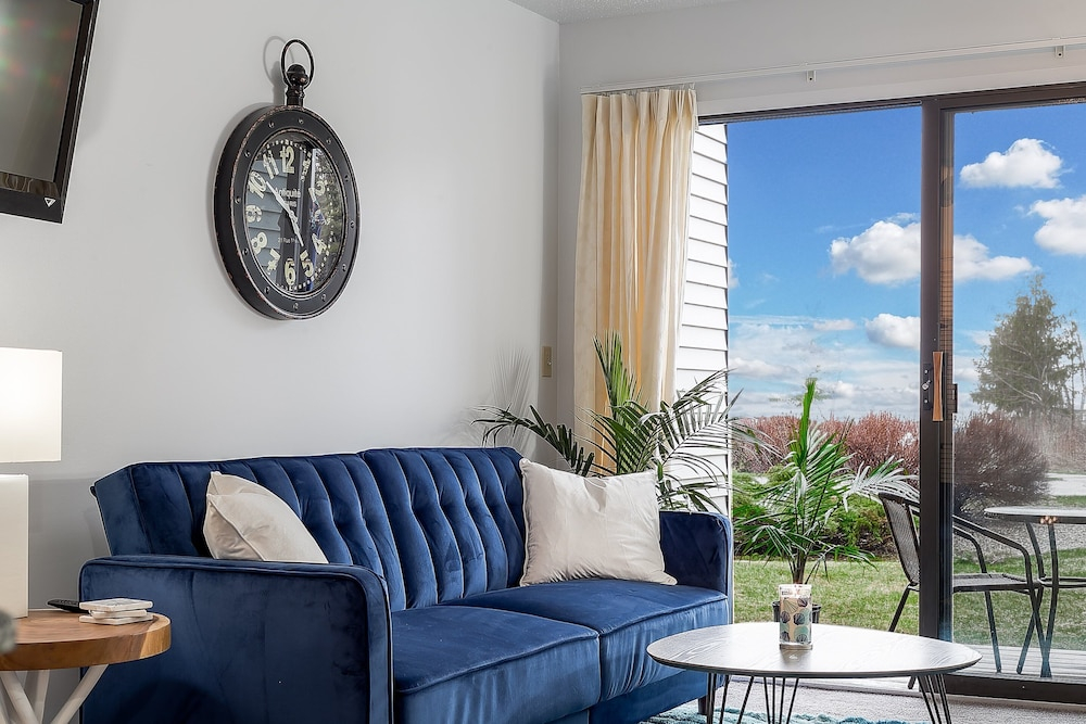 Beautiful Lake View Studio Condo at The Shores 5606