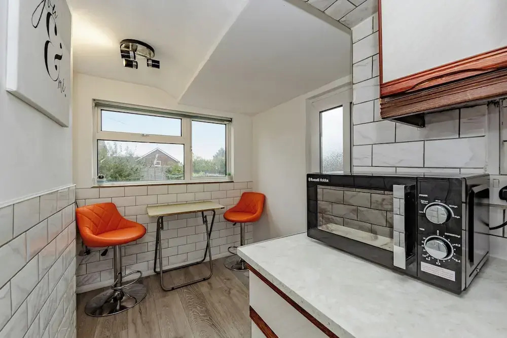 House - Sleeps 10 - Parking - Garden