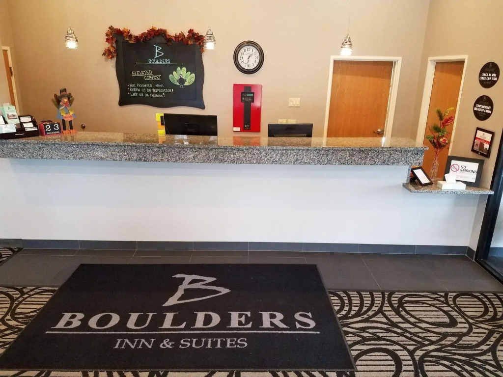 Okoboji Inn & Suites