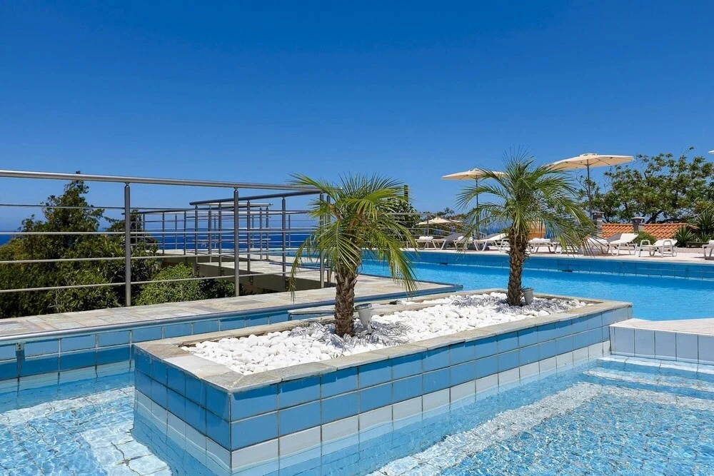 Cozy Pool Front Apartment With sea View Green