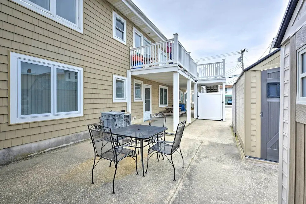 Beach Block Wildwood Condo - Proximity to Dining!