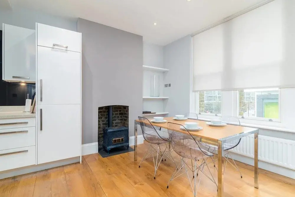 Modern 2BR Home in Dalston W/balcony, Fits 4