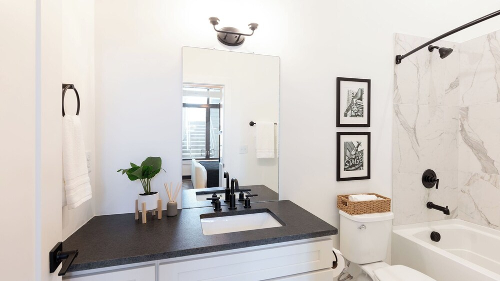 New Build Sleeps 12, 2 Condos in Scenic Bluffside, Minutes to Downtown