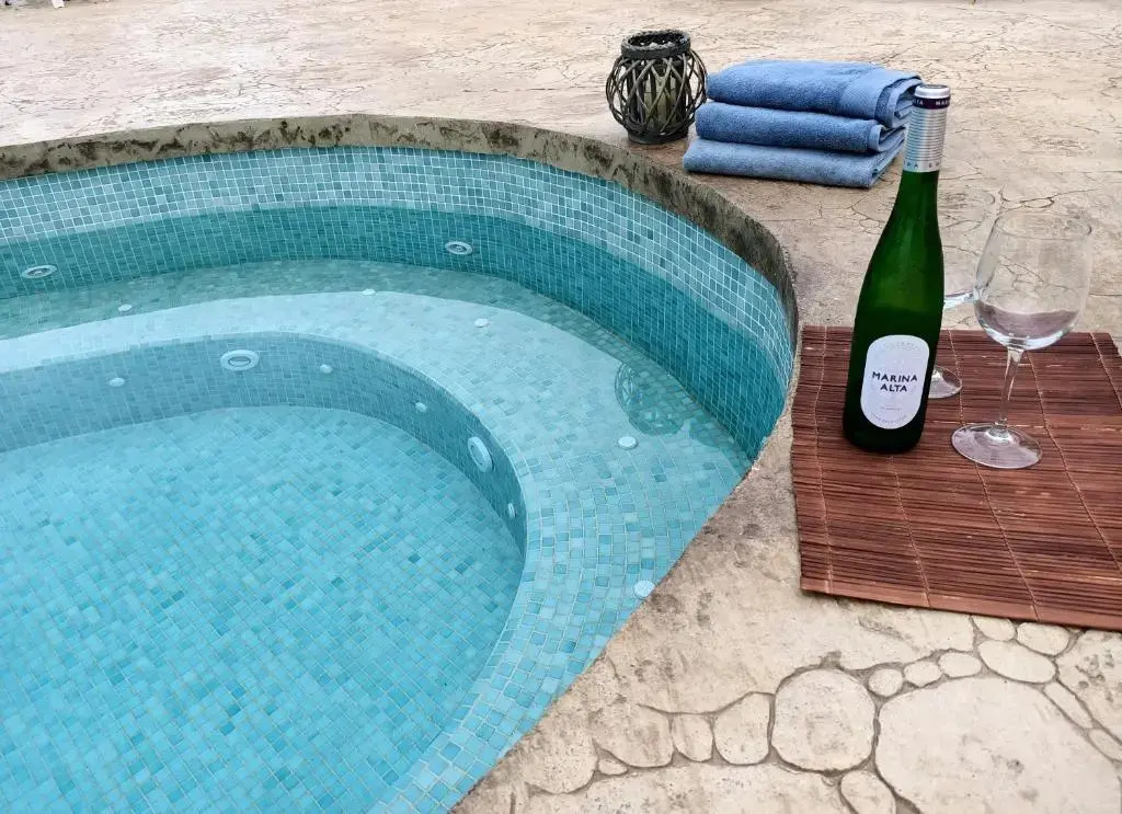 Casa Mariseta y Tonet, naturaleza a 2 km del mar, piscina con jacuzzi