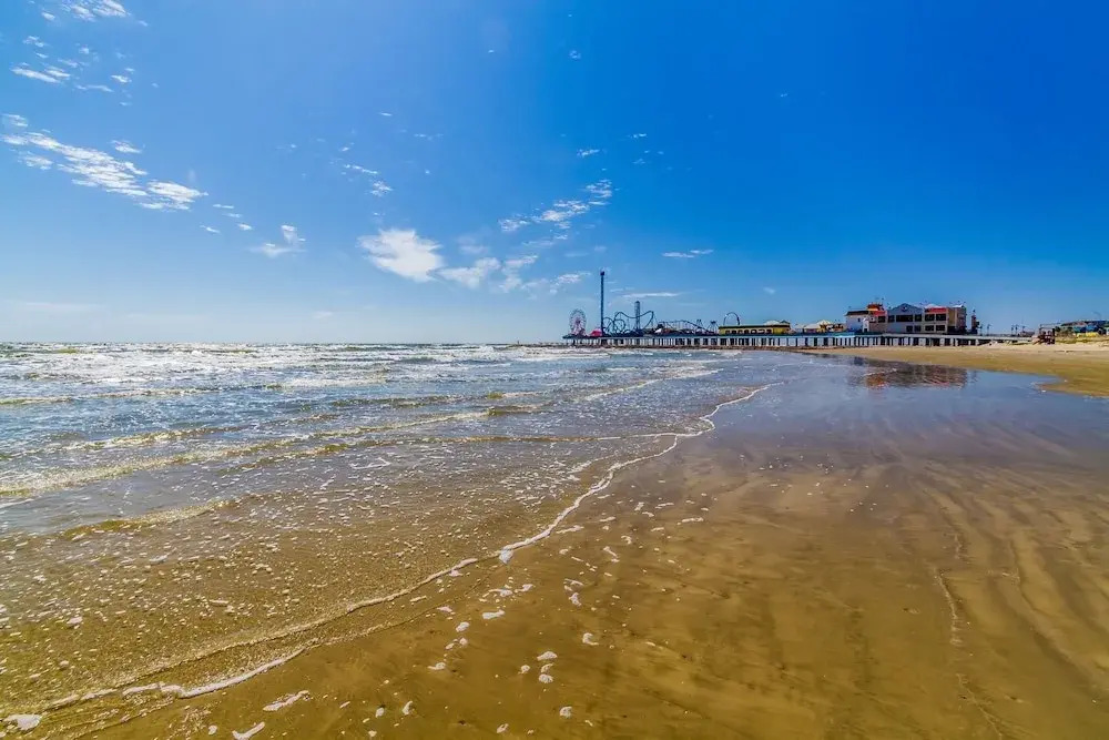 Coastal Winds: Beachfront Beauty - Steps To Sand 3 Bedroom Home