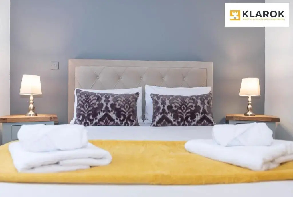 LARGE 4bed with BT Sports inc FREE parking by Klarok Accommodation Ltd