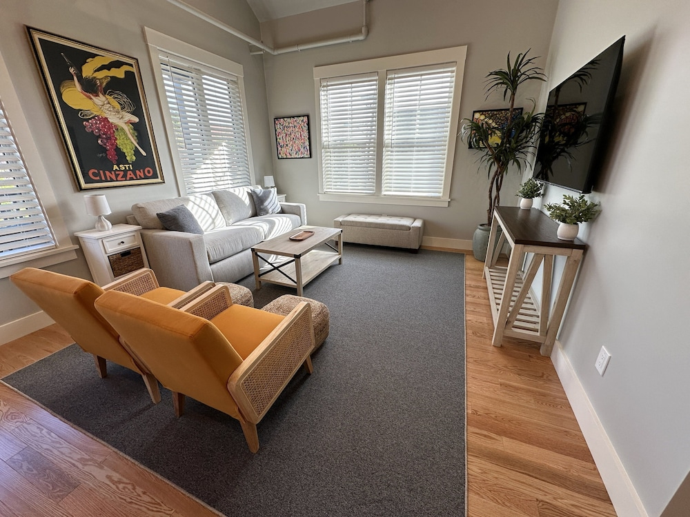 Brand New Construction! 2bed/1bath W/private Deck - Unit 2 2 Bedroom Apts