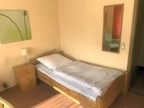 1 Bett Zimmer in ehemaligem Hotel für kurz oder lang (Z2)