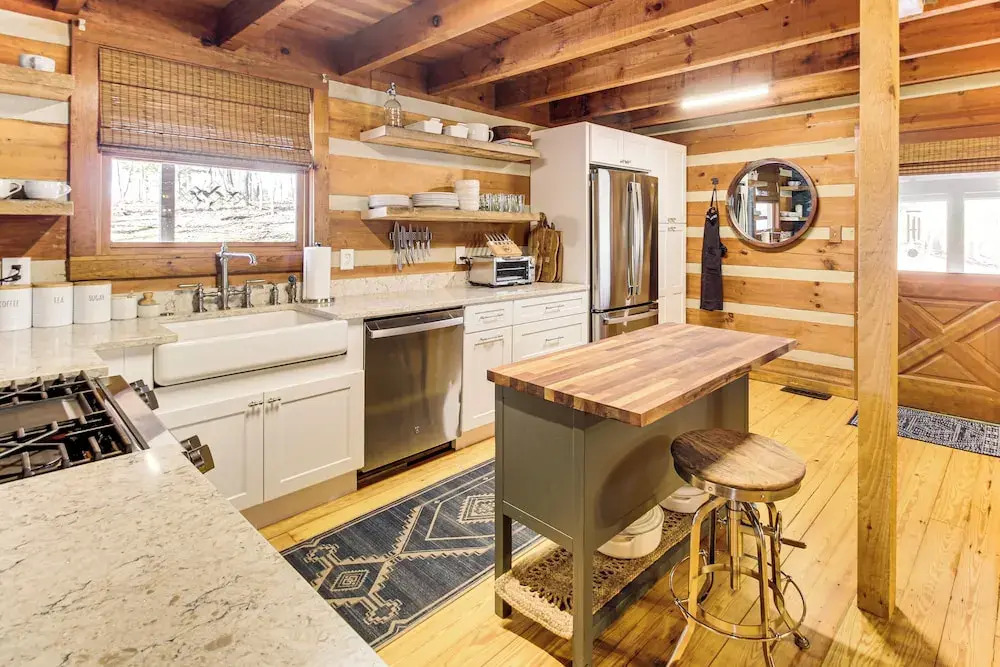 3 Mi to Dtwn Ellijay: Tree-lined Cabin w/ Deck!
