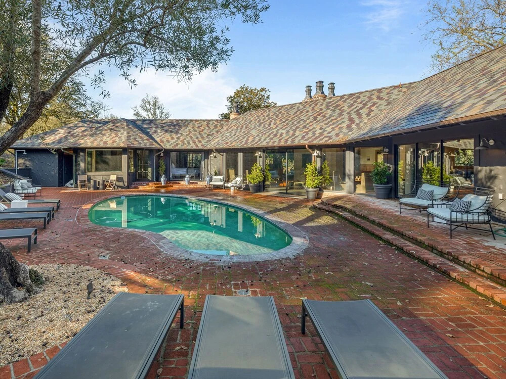 Incredible Gated Vineyard W/ Pool & Pub 3 Bedroom Home