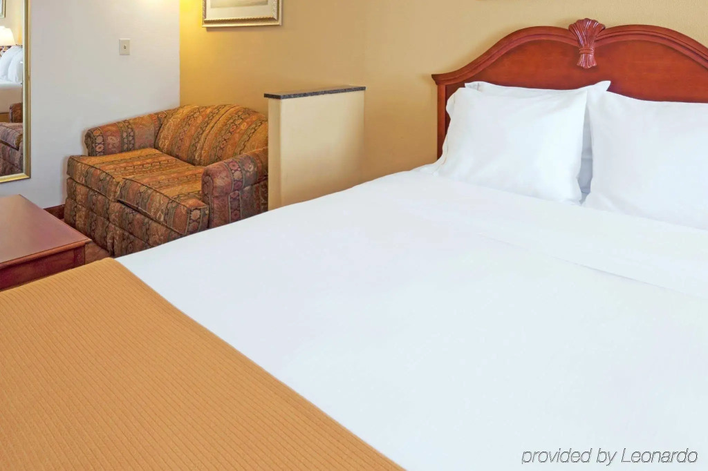 Holiday Inn Express & Suites Dallas - Duncanville by IHG