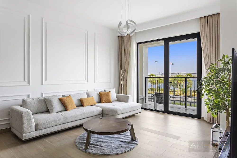 WelHome - Mesmerizing Sea & Burj Khalifa Views Apt at La Voile