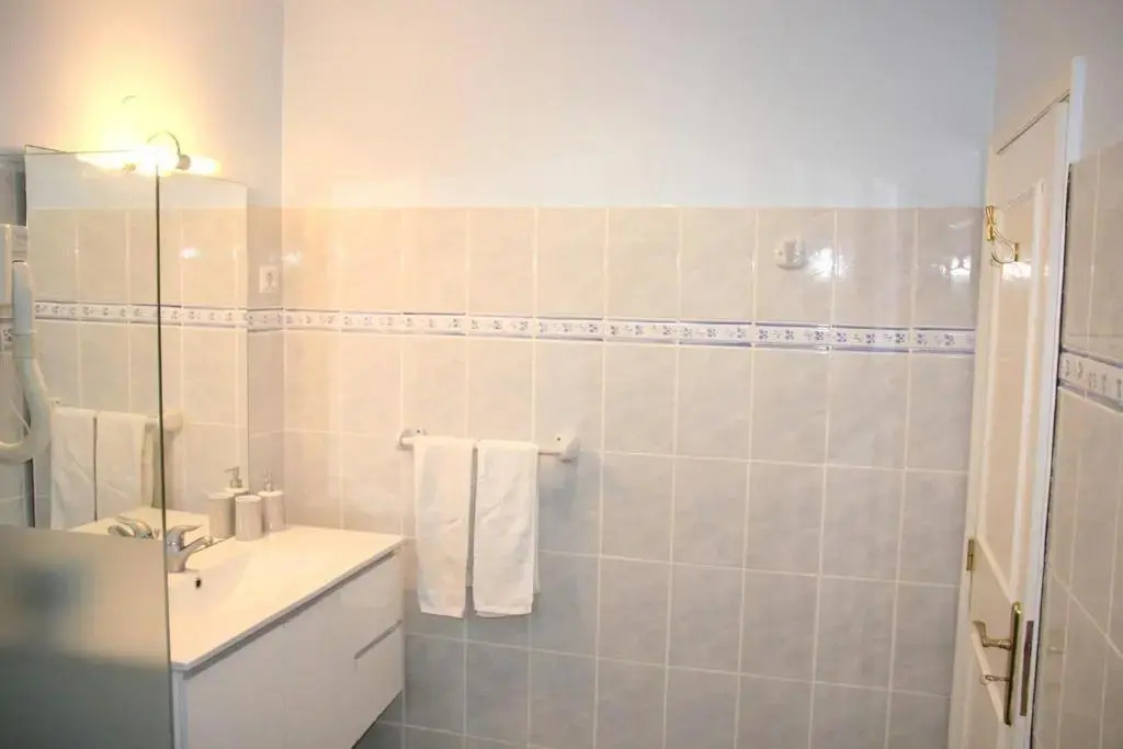 One bedroom bungalow with sea view enclosed garden and wifi at Funchal 1 km away from the beach