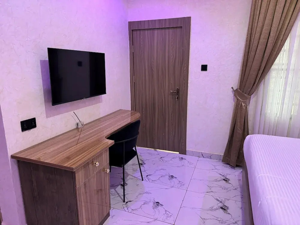 Silver Gate Hotel and Suites