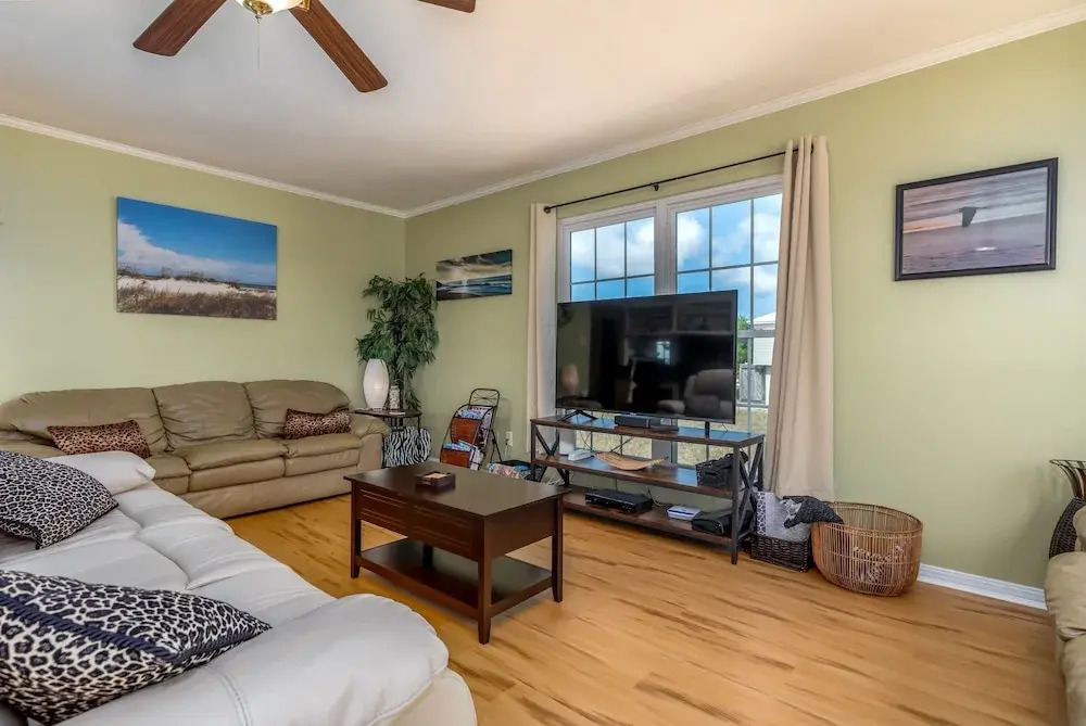Seafari - Pet Friendly! Quiet Area Mere Feet To The Beach - Beach Side - No Busy Street To Cross! 2 Bedroom Home by RedAwning
