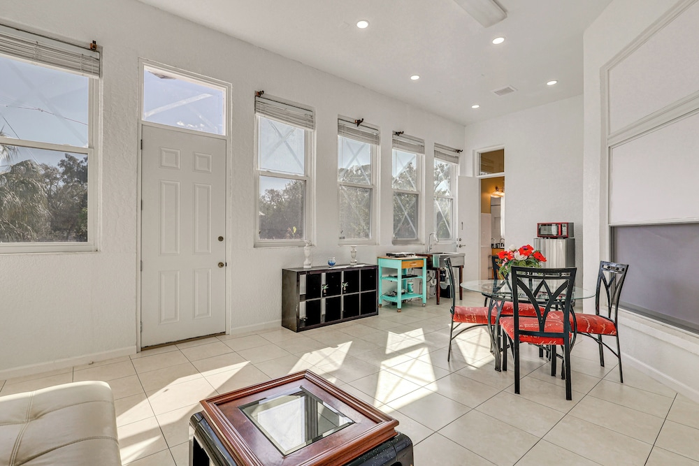 Near Apollo Beach! Bright Apt w/ Essentials