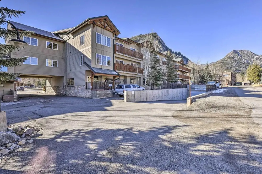 Frisco Condo w/ Balcony: 7 Mi to Copper Mountain!
