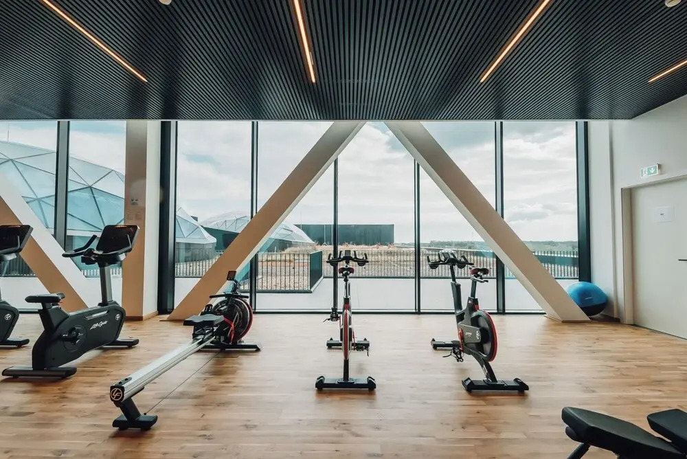 Stylish Luxurious Apt w Pool & Gym ID214