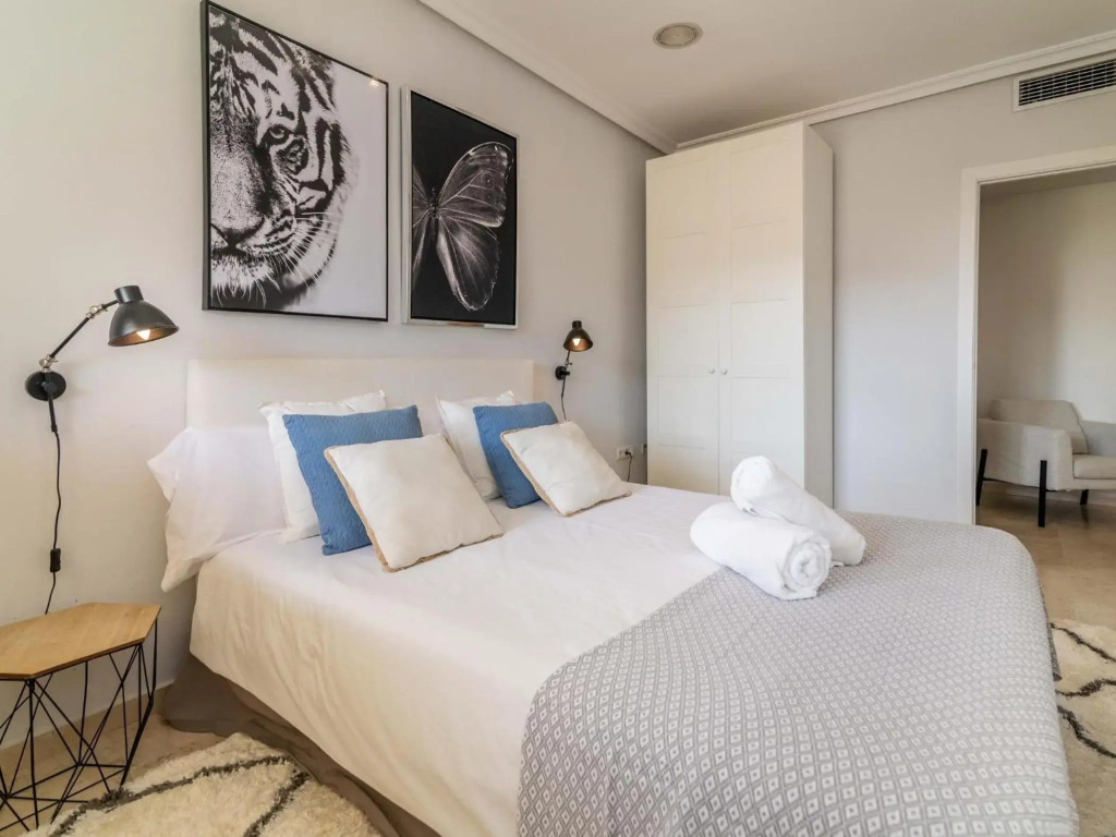 Puente Romano Modern flat, Best location in town