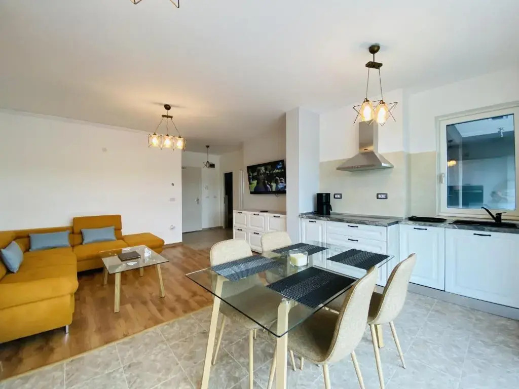Deluxe Apartment with balcony and private parking in Colvmna Residence