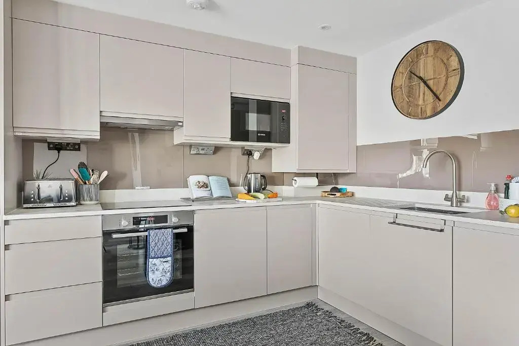 2 De Courcey House - Architect designed luxury apartment with parking, central Dartmouth