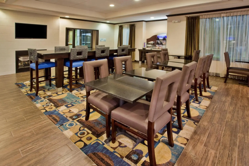 Comfort Inn & Suites Near Lake Lanier