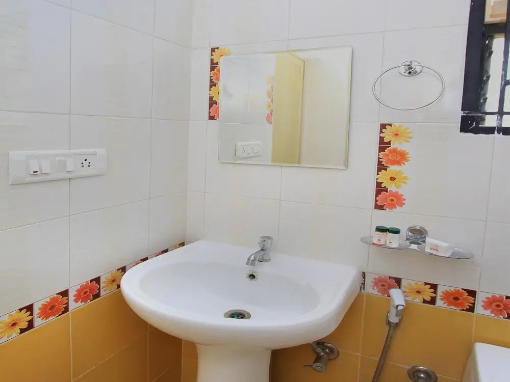 OYO 10242 Hotel Shelton Suites