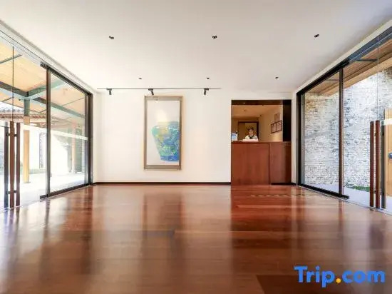 TOP-OUT Inn